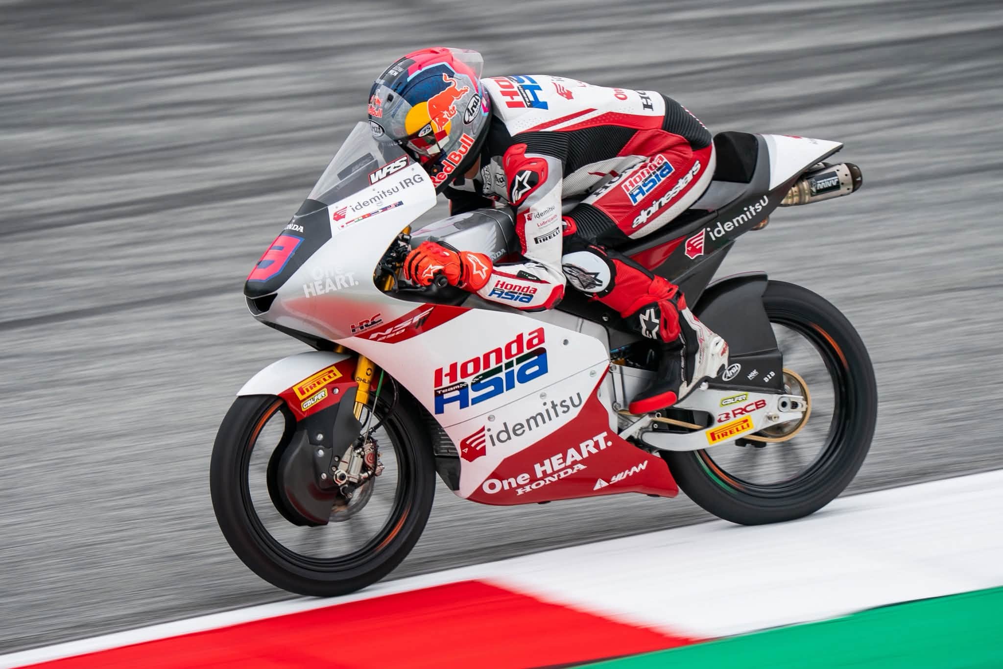 Honda-Rennmotorrad mit MIVV Auspuff und Fahrer in Schräglage